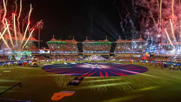 आयपीएल 18 व्या मोसमाला (IPL 2025) 22 मार्चपासून सुरुवात होणार आहे. हंगामातील पहिल्या सामन्यात कोलकाता विरुद्ध बंगळुरु यांच्यात लढत होणार आहे. त्याआधी ओपनिंग सेरेमनीचा थरार रंगणार आहे. या ओपनिंग सेरेमनीत अनेक कलाकार परफॉर्म करणार आहेत. (Photo Credit : IPL)