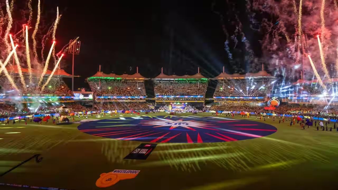 आयपीएल 18 व्या मोसमाला (IPL 2025) 22 मार्चपासून सुरुवात होणार आहे. हंगामातील पहिल्या सामन्यात कोलकाता विरुद्ध बंगळुरु यांच्यात लढत होणार आहे. त्याआधी ओपनिंग सेरेमनीचा थरार रंगणार आहे. या ओपनिंग सेरेमनीत अनेक कलाकार परफॉर्म करणार आहेत. (Photo Credit : IPL)