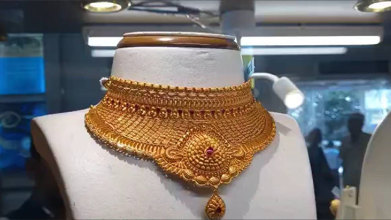 चांदीच्या दराने सुद्धा एक लाखांचा आकडा पार केला आहे. जीएसटीसह आजचे सोन्याचे दर 90 हजार 600 तर चांदीचे दर 1 लाख 4 हजार एवढे आहेत.