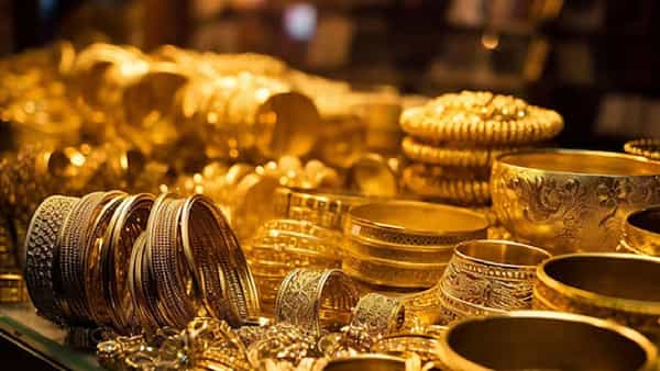 अमेरिकेचे राष्ट्राध्यक्ष डोनाल्ड्र ट्र्म्प यांचा सोने आणि चांदीबाबत मोठा निर्णय येण्याची दाट शक्यता आहे. त्याची कुणकुण सराफा बाजाराला लागली. त्यामुळे सोने आणि चांदीने मोठी भरारी घेतली आहे जळगाव सराफा बाजारात दोन्ही धातु वधारले आहेत.