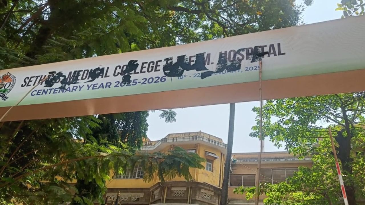 मात्र याला एक महिना होऊन गेला तरी अद्याप कार्यवाही केलेली नाही. म्हणून शिवसेनेच्या वतीने आज आंदोलन करून सदर गेटला काळे फासण्यात आले.