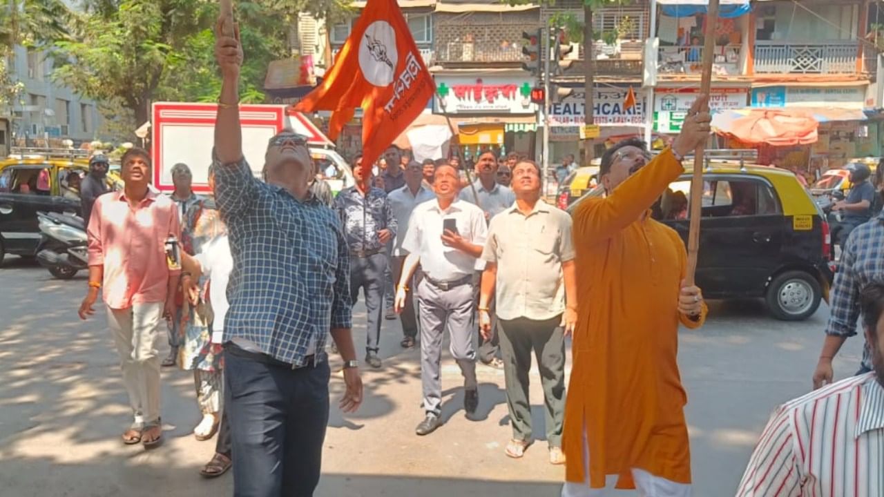 मराठीत मजकूर नसल्याने शिवडी परळ येथील ठाकरे गटाच्या पदाधिकाऱ्यांनी गेटला काळ फासले. रुग्णालय प्रशासनाला वारंवार सांगून देखील त्यांनी दुर्लक्ष केल्याने ठाकरे गटाकडून ही भूमिका घेण्यात आली.