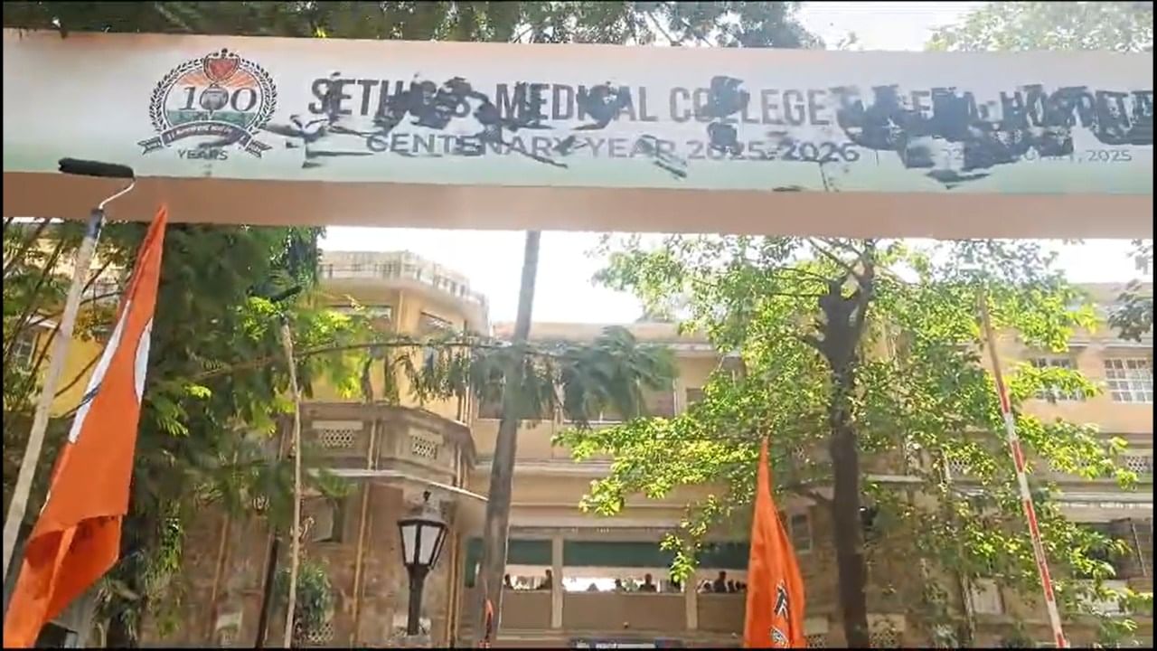 परदेशातील पाहुणे येणार आहेत असे सांगून इंग्रजीमध्ये करण्याचा हट्ट केईएम प्रशासनाचा होता. पण कार्यक्रम संपूनही दोन महिने झाले, तरी केईएम प्रशासनाने सदर इंग्रजीतील बोर्ड काढलेले नाहीत.