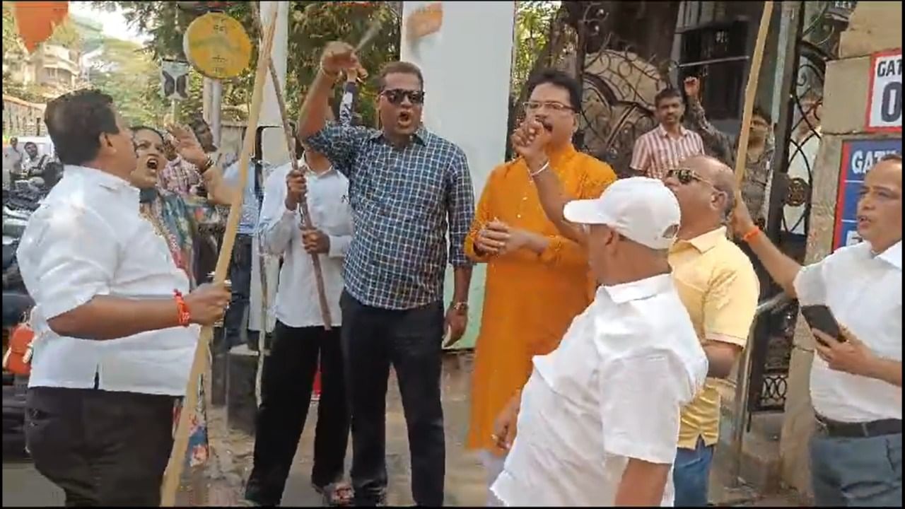 मात्र या गेटवर लिहिलेला मजकूर इंग्रजी भाषेत असल्याने ठाकरे गटाकडून आंदोलन करण्यात आले.  केईएम रुग्णालयाच्या गेटला शिवसैनिकांनी काळं फासून आंदोलन केलं आहे.