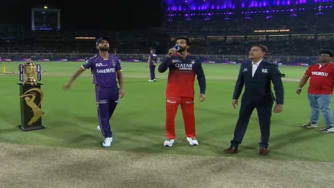KKR vs RCB Toss : आरसीबीच्या बाजूने नाणेफेकीचा कौल, केकेआरची बॅटिंग, प्लेइंग ईलेव्हनमध्ये कोण?