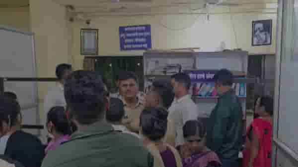 तरुणीनं आरडा ओरड केली म्हणून ग्रामस्थ धावून आले, तरुणाचा मोबाईल पाहून हादरले; कल्याणमध्ये धक्कादायक प्रकार