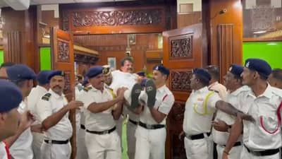 आमदारांना मार्शलने उचलून, उचलून सभागृहाबाहेर नेले, मुस्लीम समाजाच्या आरक्षणावरुन वादंग, 18 जणांचे निलंबन