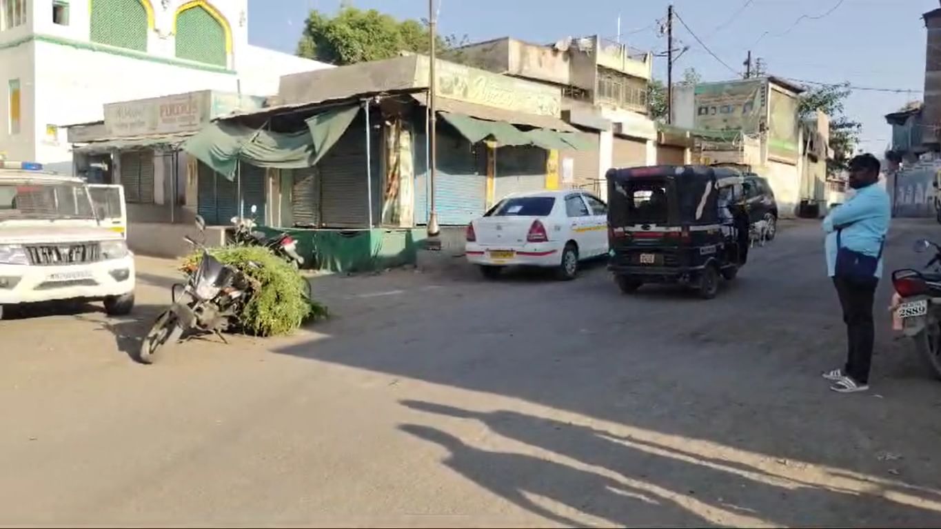 औरंगजेबाच्या कबरीकडे जाणाऱ्या मुख्य रस्त्यावर नाकेबंदी करण्यात आली आहे.