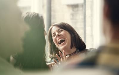 खळखळुन हसाल तर अनेक मानसिक आजार दूर राहतील, लाफ्टर थेरपीचे 8 जबरदस्त फायदे पाहा