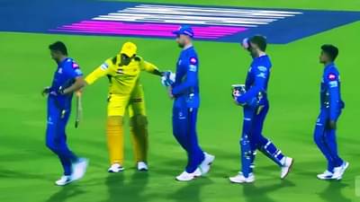 महेंद्रसिंह धोनीने मुंबई इंडियन्सच्या खेळाडूला बॅटने मारले, कारण..