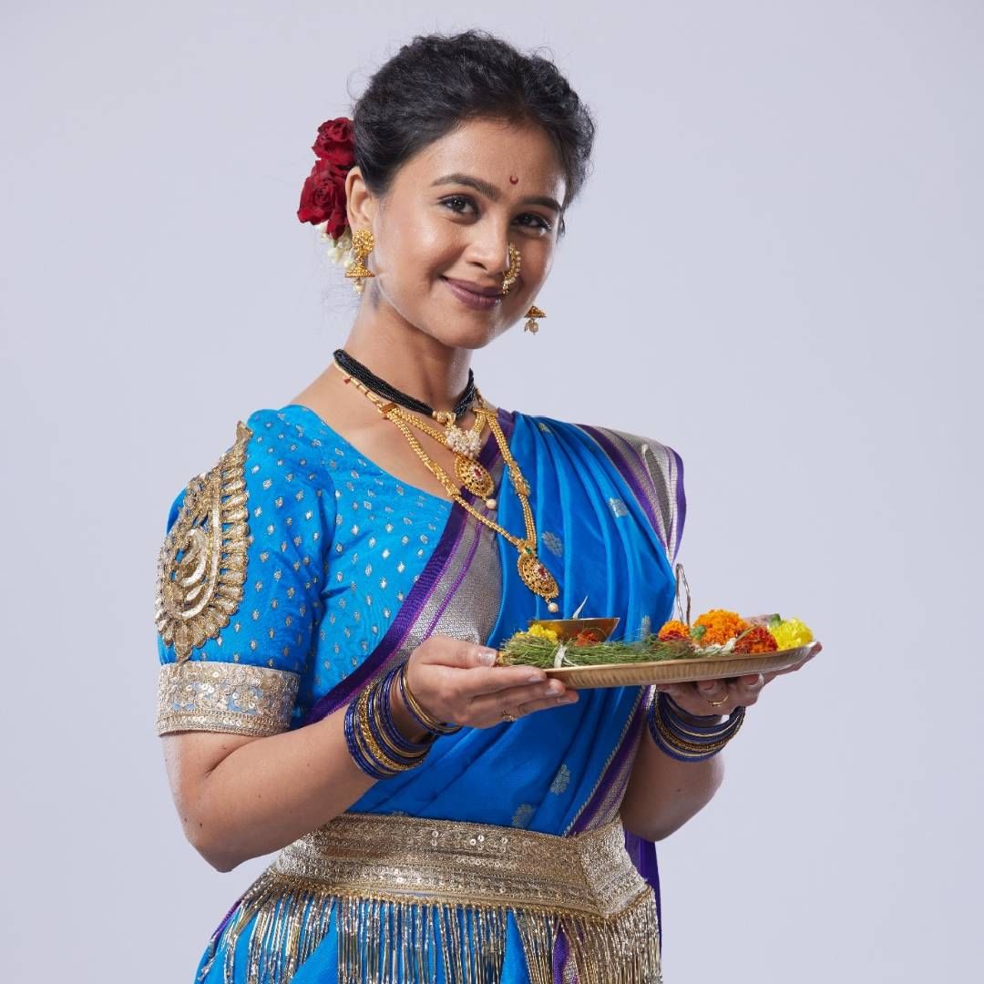 मृणाल दुसानिस म्हणजेच 'लग्नानंतर होईलच प्रेम' मालिकेतील नंदिनी- माझी मुलगी पहिल्यांदाच भारतामधले सण साजरे करणार आहे. त्यामुळे तिच्यासाठी गुढीपाडव्याचा सण खास असेल. गुढीची पूजा, श्रीखंड-पुरीचा नैवेद्य आणि कैरीचं पन्हं हे न चुकता दरवर्षी बनवलं जातं. यंदा संकल्प असा केलाय की धकाधकीच्या आयुष्यातून येईल तो क्षण छान जगायचा. खुश राहण्याचा प्रयत्न करायचा, तब्येतीची काळजी घ्यायची आणि मुलीला जास्तीत जास्त वेळ द्यायचा.