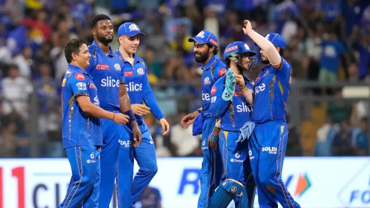 मुंबई इंडियन्सच्या खेळाडूवर पाकिस्तान क्रिकेट बोर्डाची वाकडी नजर, आयपीएलमध्ये खेळला तर...