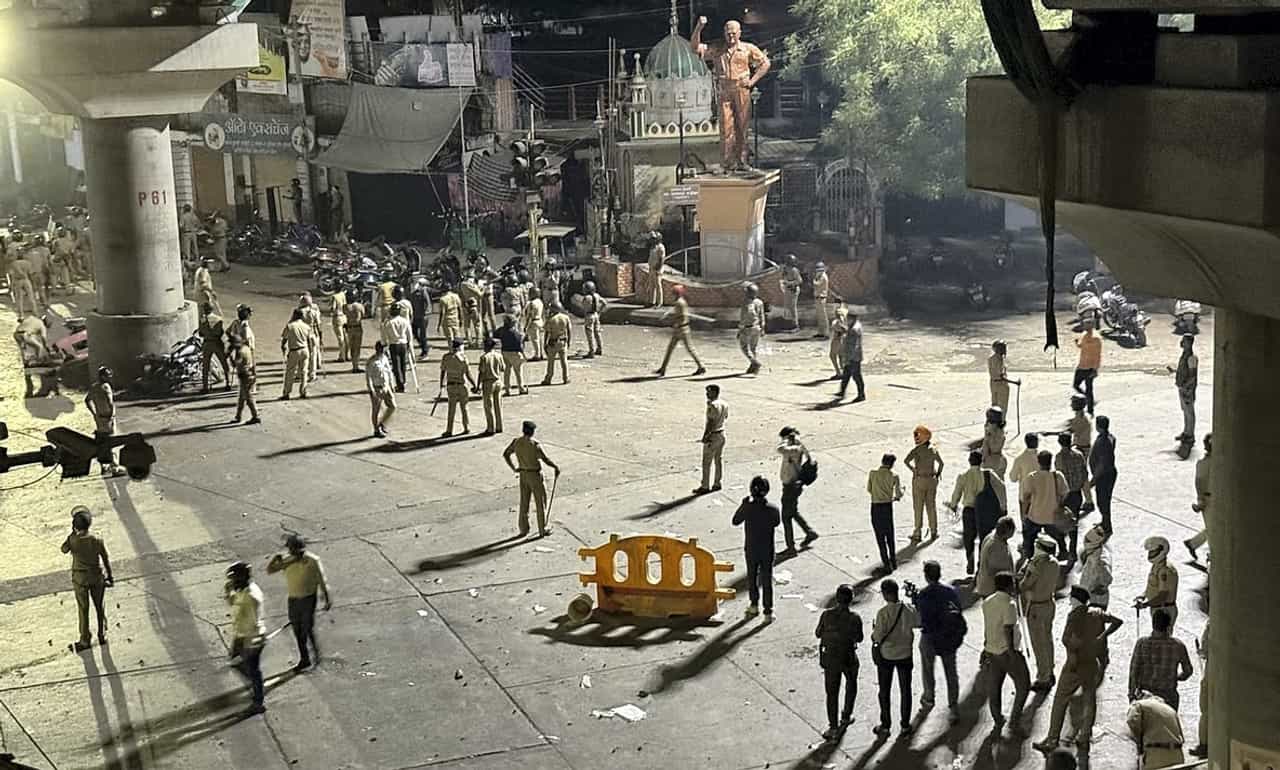 Nagpur Violence Video : धक्कादायक... नागपूर राड्यादरम्यान महिला पोलिसाचा विनयभंग, अंधाराचा फायदा घेतला अन्...