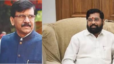 फंद फितूरी करणारे आजही आहेत, राजकीय लाभासाठी दिल्लीचे तळवे चाटत आहेत, संजय राऊत यांची जोरदार टीका