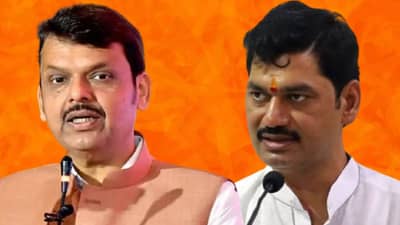 मुंडे यांनी राजीनामा द्यावा यासाठी देवेंद्र फडणवीस सुरुवातीपासूनच आग्रही होते, पण ते...