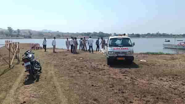 प्रियकराच्या मदतीने पत्नीने पतीला संपवले, मृतदेह स्कूटरवरुन नेत नीरा नदीत फेकला