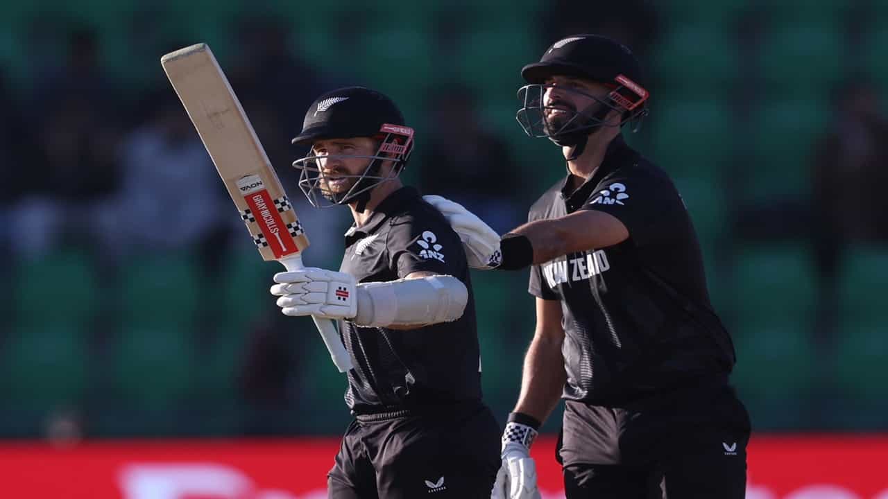 न्यूझीलंड क्रिकेट टीमचा अनुभवी फलंदाज केन विलियमसन याने चॅम्पियन्स ट्रॉफी 2025 स्पर्धेतील उपांत्य सामन्यात इतिहास घडवला आहे. केनने दक्षिण आफ्रिकेविरुद्ध शतकी हॅटट्रिक केली आहे. (Photo Credit : Icc X Account)