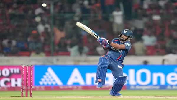 आयपीएल स्पर्धेतील 18 व्या मोसमातील (IPL 2025) सातवा सामना सनरायजर्स हैदराबाद विरुद्ध लखनौ सुपर जायंट्स यांच्यात खेळवण्यात आला. उभयसंघातील सामना हा हैदराबादमधील राजीव गांधी आंतरराष्ट्रीय स्टेडियममध्ये खेळवण्यात आला. लखनौचा फलंदाज निकोलस पूरनने स्फोटक खेळी केली. पूरनने हैदराबादविरुद्ध अर्धशतकी खेळीसह ऑरेंज कॅपच्या शर्यतीत अनेक फलंदाजांना मागे टाकलं.