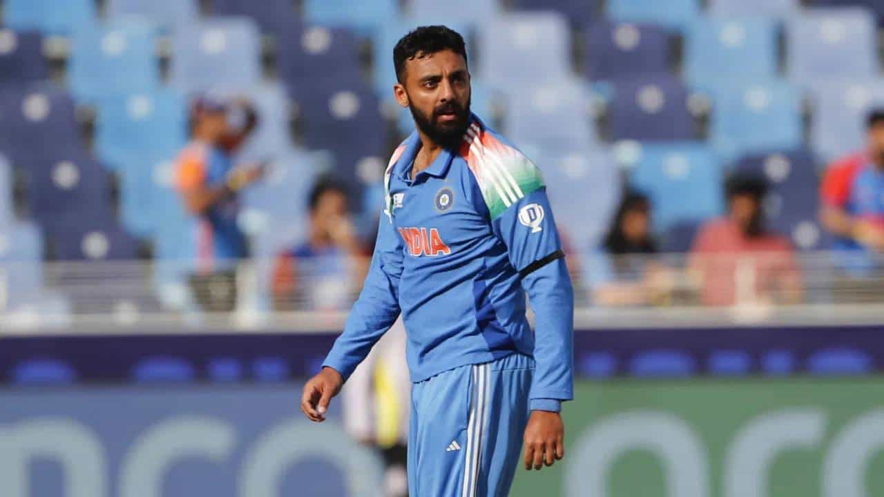 वरुण चक्रवर्ती हा भारताचा मिस्ट्री फिरकीपटू म्हणून ओळखला जातो. वरुण चक्रवर्तीने टीम इंडियात पुनरागमन केलं आहे. मेहनत आणि गोलंदाजीत सुधारणा करून पुन्हा एकदा त्याने टीम इंडियात स्थान पक्कं केलंआहे. चॅम्पियन्स ट्रॉफीमध्ये टीम इंडियासाठी चमकदार कामगिरी करणाऱ्या वरुणला आयसीसीकडून मोठी भेट मिळाली आहे.