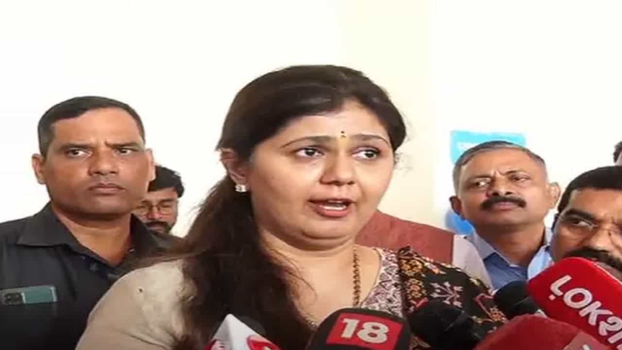 Pankaja Munde Video : 'एक मिनिटं... पुण्यात असताना बीडचे प्रश्न कशाला...', पंकजा मुंडे पत्रकारावरच भडकल्या अन्... Pankaja Munde Video : 'एक मिनिटं... पुण्यात असताना बीडचे प्रश्न कशाला...', पंकजा मुंडे पत्रकारावरच भडकल्या अन्...