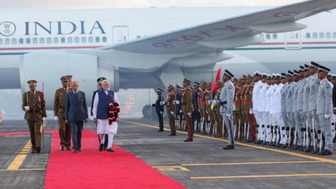 भारताचा सच्चा मित्र, PM मोदींच्या स्वागतासाठी विमानतळावर पंतप्रधानांसह 200 मान्यवर हजर भारताचा सच्चा मित्र, PM मोदींच्या स्वागतासाठी विमानतळावर पंतप्रधानांसह 200 मान्यवर हजर