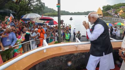 मॉरिशसमध्ये पुन्हा मोदी... मोदी... तिरंगा हातात घेऊन मोदींचं स्वागत, प्रचंड गर्दी उसळली