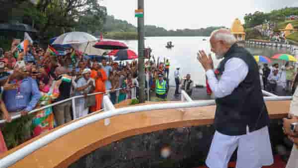 मॉरिशसमध्ये पुन्हा मोदी... मोदी... तिरंगा हातात घेऊन मोदींचं स्वागत, प्रचंड गर्दी उसळली