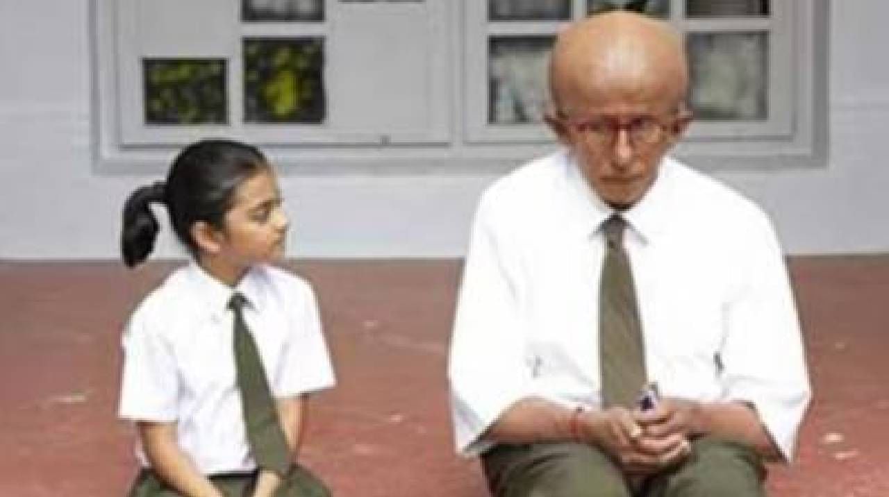 या सिनेमात अभिनेत्री तरुणी सचदेव देखील दिसली होती. तिचा जन्म १४ मार्च १९९८ साली झाला. तरुणीने बालपणापासूनच काही जाहिरातींमध्ये काम केले होते.