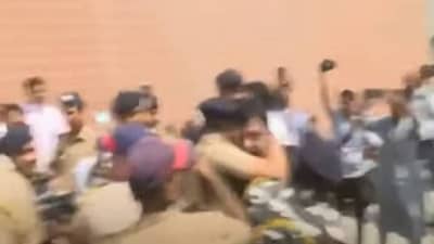 Prashant Koratkar : कोरटकरला पोलीस कोठडी, कोर्टाबाहेर येताच शिवप्रेमी अंगावर धावून गेले, पण तितक्यात.. VIDEO