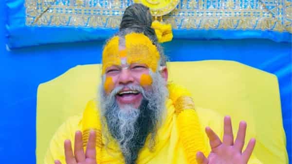 प्रेमानंद जी महाराज म्हणतात, पती आणि पत्नीमध्ये विश्वास टिकवून ठेवणे महत्वाचे आहे. नाते दृढ करण्यासाठी पैसे किंवा भौतिक सुखाला कोणतेही स्थान नाही. एकमेकांबद्दल प्रेम, सन्मान महत्वाचे आहे.