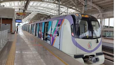 महाविद्यालयीन तरुणाचे नग्न व्हिडिओ अन् फोटो काढले...मग त्याने मेट्रो स्टेशनवर धक्कादायक केला प्रकार