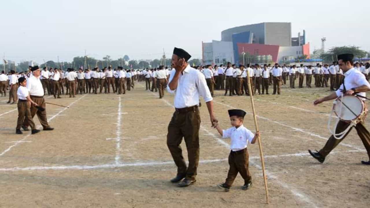 राष्ट्रीय स्वयंसेवक संघाच्या शिबिरावर दगडफेक, RSS कडून शक्तीप्रदर्शन करत...