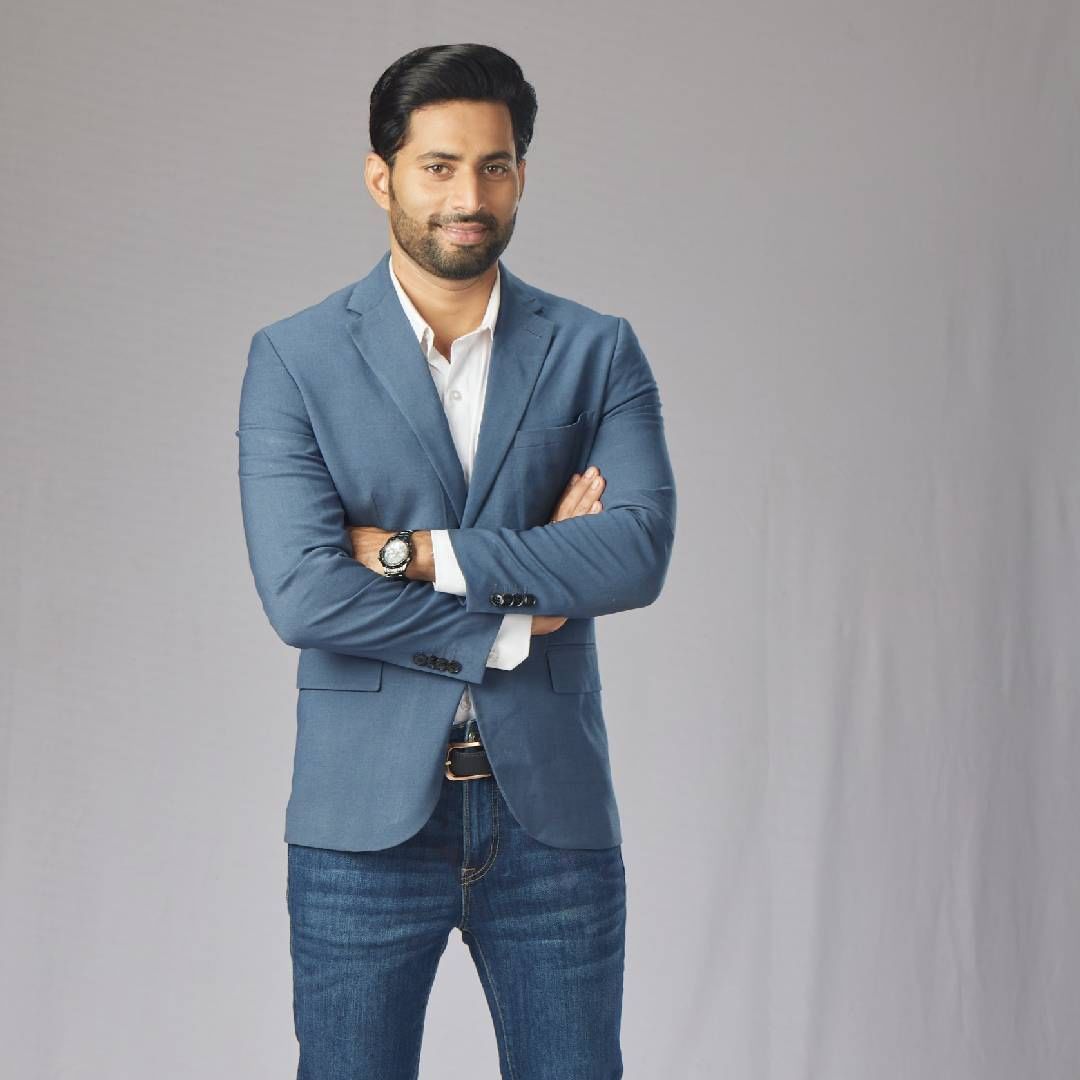 'प्रेमाची गोष्ट' मालिकेतील सागर कोळी म्हणजेच राज हंचनाळे- घरी पारंपरिक पद्धतीने गुढीची पूजा केली जाते. गेल्या चार-पाच वर्षांपासून मी कुठल्या ना कुठल्या शोभायात्रेत सहभागी होतोय. शोभायात्रेच्या निमित्ताने नवीन वर्षाची सुरुवात प्रेक्षकांना भेटून होते याचा आनंद वेगळाच आहे. काम करण्यासाठी नवी ऊर्जा मिळते. माझ्या बायकोला पारंपरिक पद्धतीने सण साजरे करायला आवडतात. ती उत्तम पुरणपोळ्या बनवायला देखिल शिकली आहे. त्यामुळे गुढीपाडव्याला दरवर्षी पुरणपोळीचा नैवेद्य असतो. नवीन वर्षाचा संकल्प हाच असेल की मानसिक आणि शारीरिकरित्या फिट रहाणं. सोबत अध्यात्माची देखिल जोड हवी याचं महत्व देखिल मला पटलं आहे. त्यामुळे योगा, ध्यानधारणा यावर लक्ष केंद्रित करणार आहे.