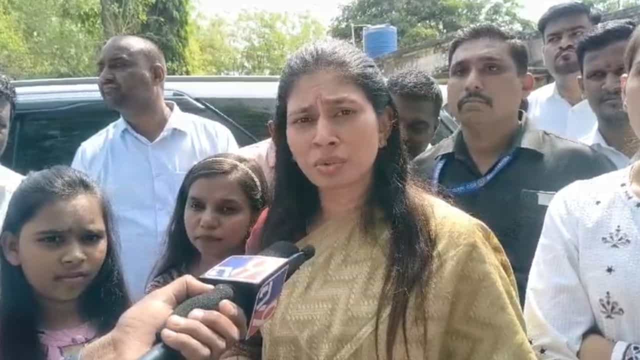 रक्षा खडसेंच्या मुलीच्या छेडछाडप्रकरणी रोहिणी खडसेंचा संशय, त्यांचा आका कोण?