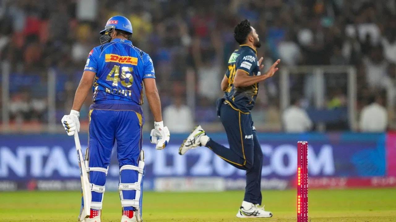 रोहित शर्माने जे काही बोलला, ते मोहम्मद सिराजने करून दाखवलं, हिटमॅनच्या दांड्या उडवल्या Video रोहित शर्माने जे काही बोलला, ते मोहम्मद सिराजने करून दाखवलं, हिटमॅनच्या दांड्या उडवल्या Video