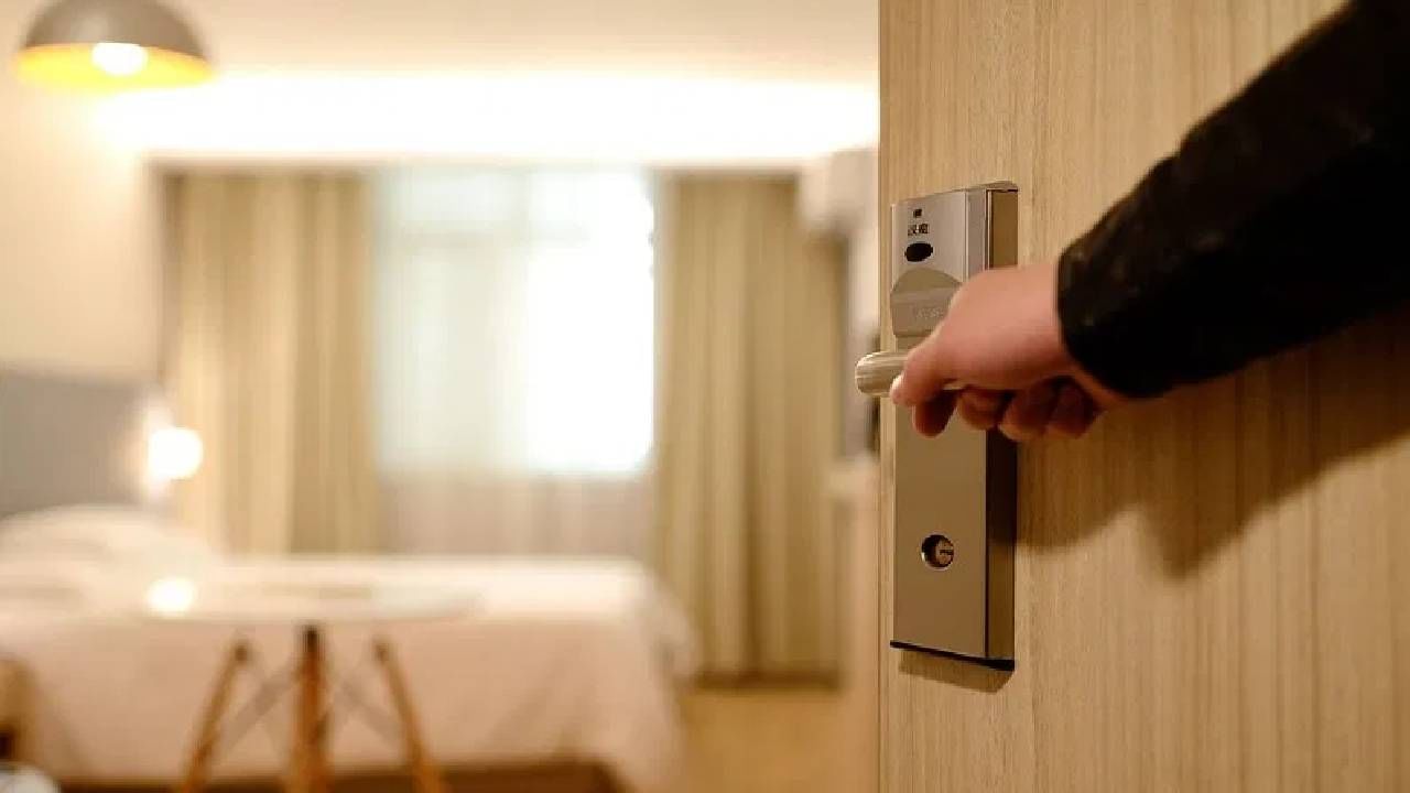 नवऱ्याला असं आवडतं म्हणून मी..., पोलिसांनी तिघांना नको त्या अवस्थेत पकडलं, बायकोची धक्कादायक कबुली नवऱ्याला असं आवडतं म्हणून मी..., पोलिसांनी तिघांना नको त्या अवस्थेत पकडलं, बायकोची धक्कादायक कबुली