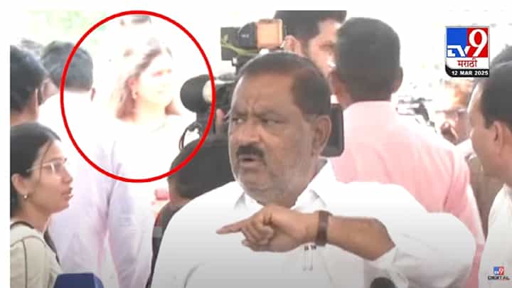 Pankaja Munde & Suresh Dhas Video : त्या आल्या, त्यांनी पाहिलं अन् निघून गेल्या; विधानभवन परिसरात नेमकं काय घडलं? Pankaja Munde & Suresh Dhas Video : त्या आल्या, त्यांनी पाहिलं अन् निघून गेल्या; विधानभवन परिसरात नेमकं काय घडलं?