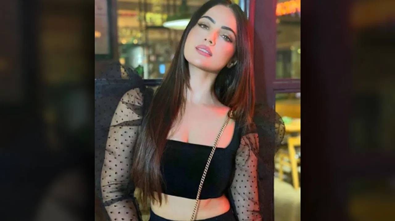 पुढे ती म्हणाली, 'मी स्वतःला विचारू लागले की मी आनंदी का नाही? फुल स्लीव्ह्जवरून बॅकलेसमध्ये कधी गेले ते मलाही कळले नाही. मी एक पारंपारिक ड्रेसमध्ये कॉलेजमध्ये जाणारी मुलगी होते आणि मी बॅकलेस कपड्यांमध्ये स्टेजवर पोहचू लागले होते.'