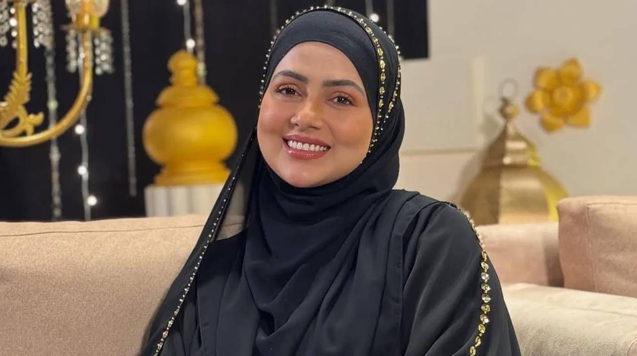 सना खान म्हणाली  की, 'स्त्री म्हणून सैतानाने मला कधी विवस्त्र केले ते मला कळलेही नाही. मी बॅकलेस आणि शॉर्ट स्कर्ट्समध्ये अचानक दिसू लागले. ते मलाही कळलं नाही. त्यावेळी मला रडू कोसळले होते.'