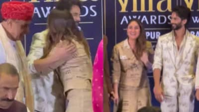 Video: करीनाने एक्स बॉयफ्रेंड शाहिद कपूरला मारली मिठी, कार्तिक आर्यन- क्रिती खरबंदा पाहातच बसले