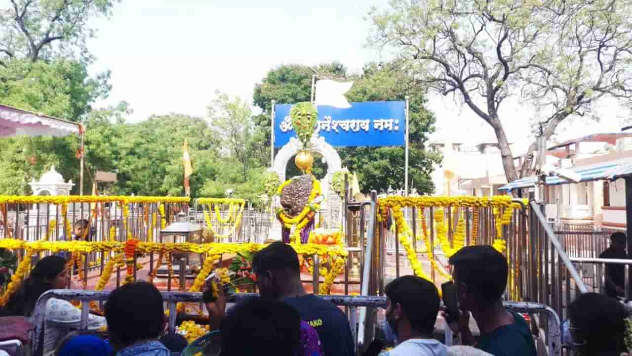 शनिदेवावर ब्रँडेड तेलानेच अभिषेक का? नवीन नियम जाणून घ्या, नाहीतर तेल ही जाणार आणि पूजा पण नाही होणार
