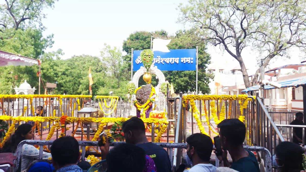 शनिदेवावर ब्रँडेड तेलानेच अभिषेक का? नवीन नियम जाणून घ्या, नाहीतर तेल ही जाणार आणि पूजा पण नाही होणार