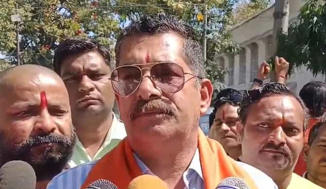 औरंगजेबची कबर तोडणाऱ्याला १०० गुंठे जमीन आणि ११ लाख रोख देणार, शिवसेना नेत्याने केली घोषणा
