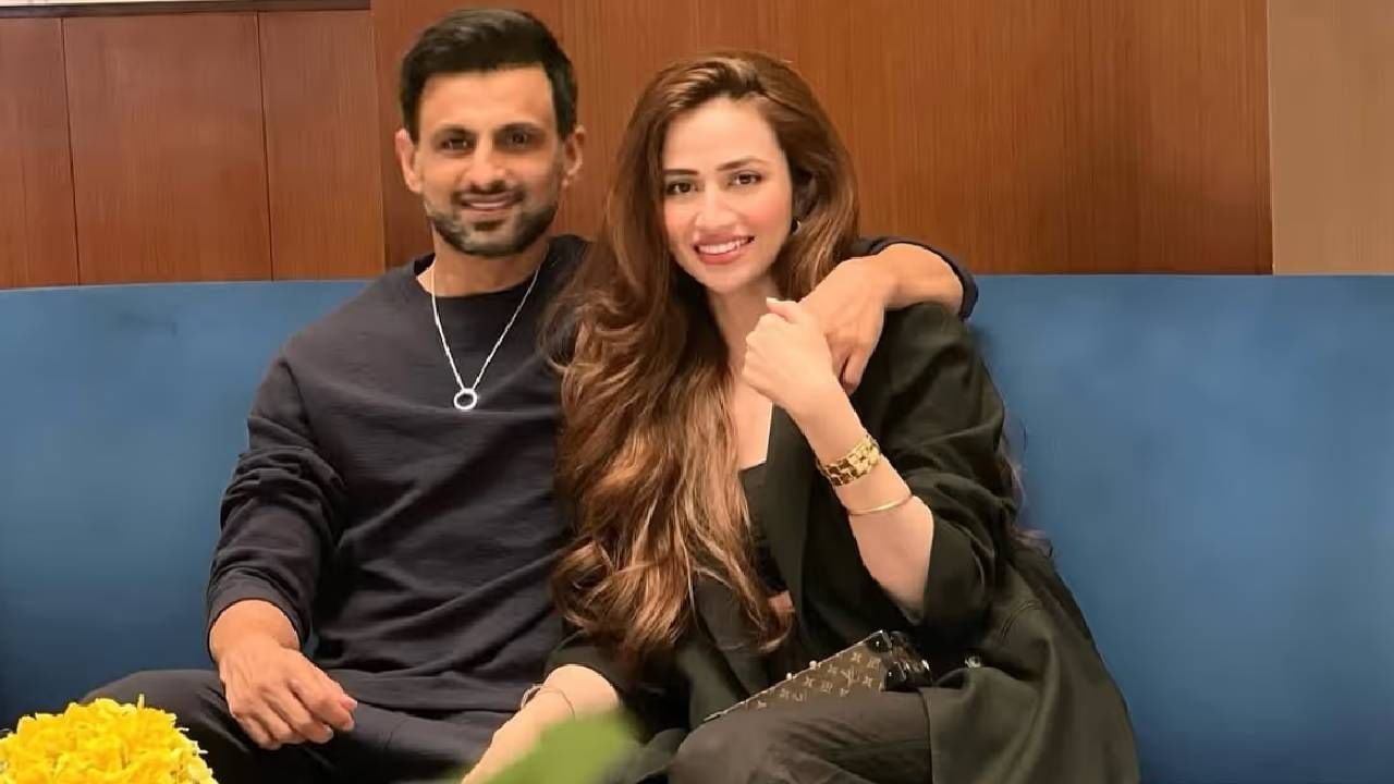 लाइव्ह शोमध्ये शोएब मलिकला तिसऱ्या पत्नीने म्हटलं 'बदतमीज'; ट्रोल्स म्हणाले 'सानिया मिर्झा असती तर..' लाइव्ह शोमध्ये शोएब मलिकला तिसऱ्या पत्नीने म्हटलं 'बदतमीज'; ट्रोल्स म्हणाले 'सानिया मिर्झा असती तर..'