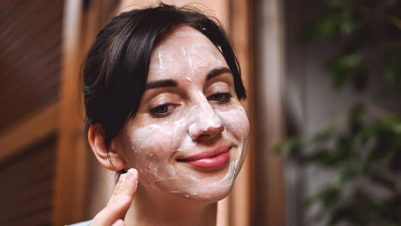 Skin Care : चेहऱ्यावर दही लावताय? जाणून घ्या फायदे आणि दुष्परिणाम Skin Care : चेहऱ्यावर दही लावताय? जाणून घ्या फायदे आणि दुष्परिणाम