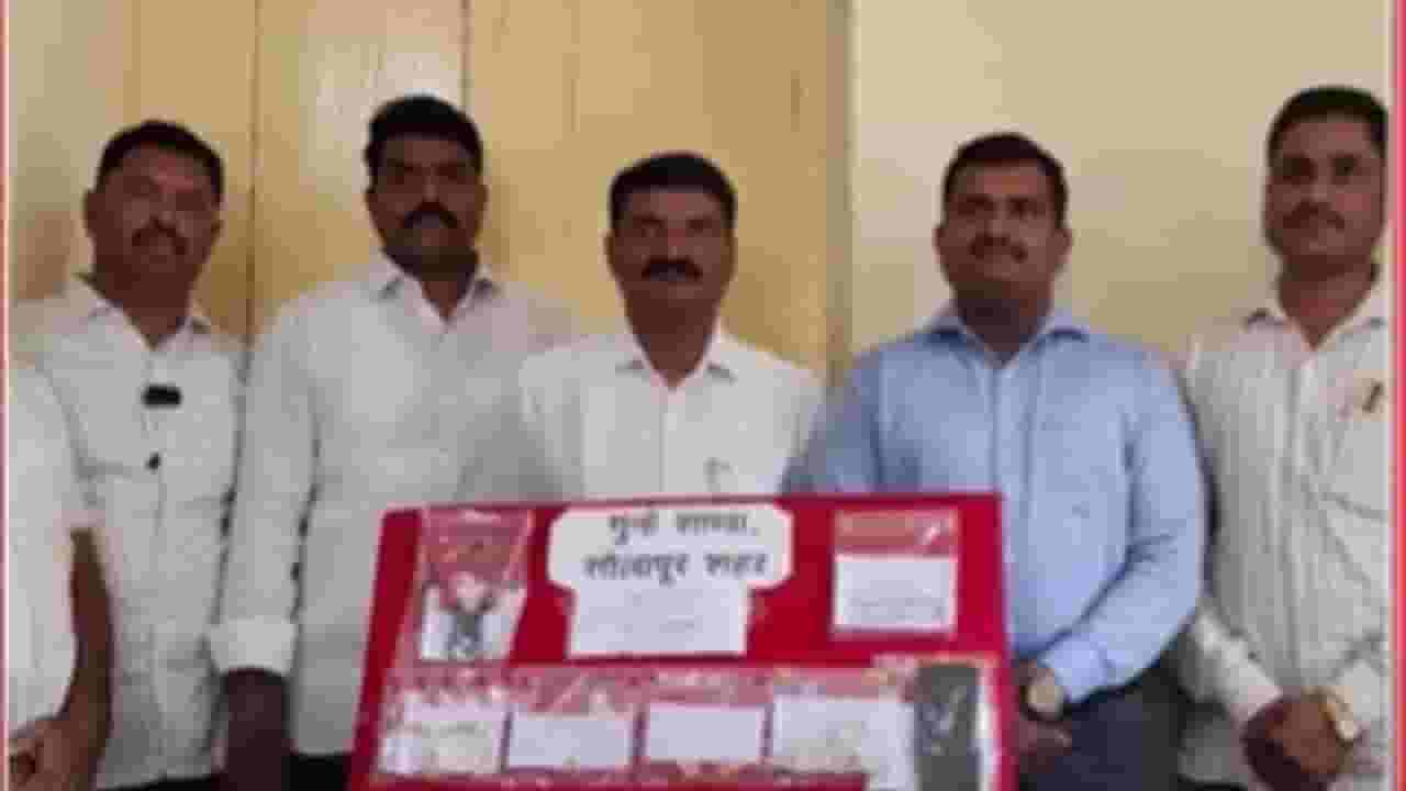 Solapur Crime News : महाराष्ट्रात विमानाने यायचा, रेल्वेने सोलापूर गाठायचा अन् मग.. Solapur Crime News : महाराष्ट्रात विमानाने यायचा, रेल्वेने सोलापूर गाठायचा अन् मग..