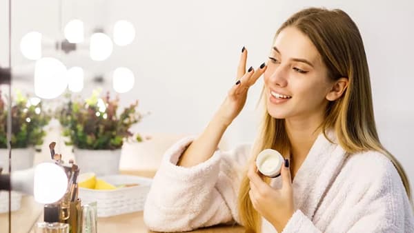Face Oil Benefits: ग्लोईंग त्वचेसाठी उन्हाळ्यात चेहऱ्यावर या तेलाचा वापर ठरेल फायदेशीर...