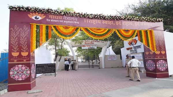 कार्यक्रमासाठी पंतप्रधान नरेंद्र मोदी आज नागपुरात दाखल झाले आहेत. नागपुरात दाखल झाल्यावर मोदींनी रेशिम बागेतील संघाचे संस्थापक डॉ. केशव बळीराम हेडगेवार यांच्या पुतळ्याला अभिवादन केलं. त्यानंतर मोदी यांनी दीक्षाभूमीवर जाऊन डॉ. बाबासाहेब आंबेडकर यांना अभिवादन केलं.