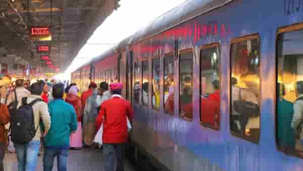 गजब जुगाड, वर्षभर ट्रेनमध्ये मोफत प्रवास, रेल्वेला समजल्यावर काहीच करता आले नाही कारण होती ही ट्रिक