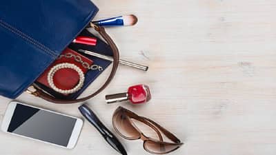 Money Vastu Tips: तुमच्या पर्समध्ये या 5 वस्तू ठेवल्यास आर्थिक चणचण होईल दूर....